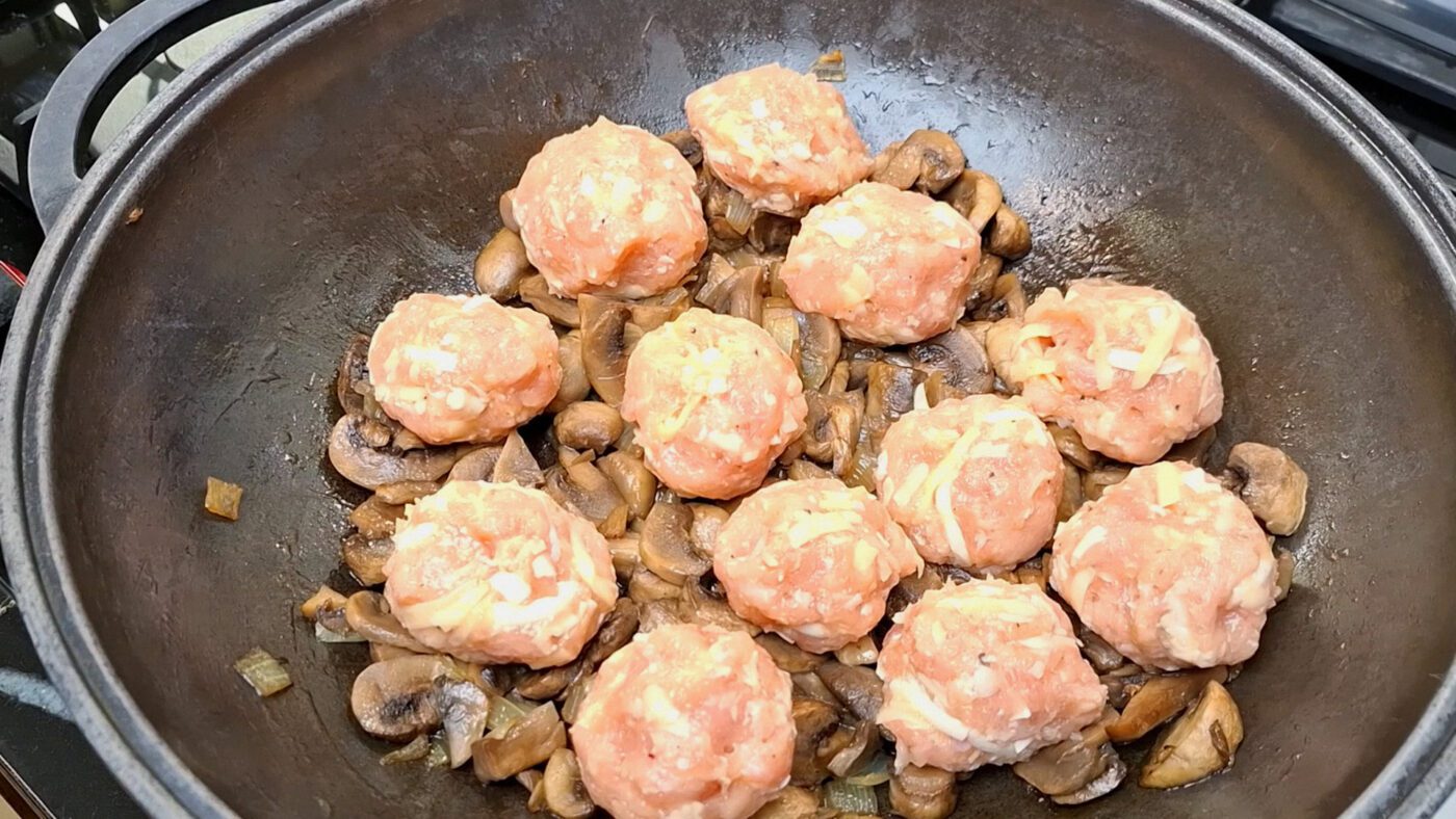 Моцарелу у фрикадельках можна змішувати з іншим сиром, щоб була і тягучість, і глибокий смак