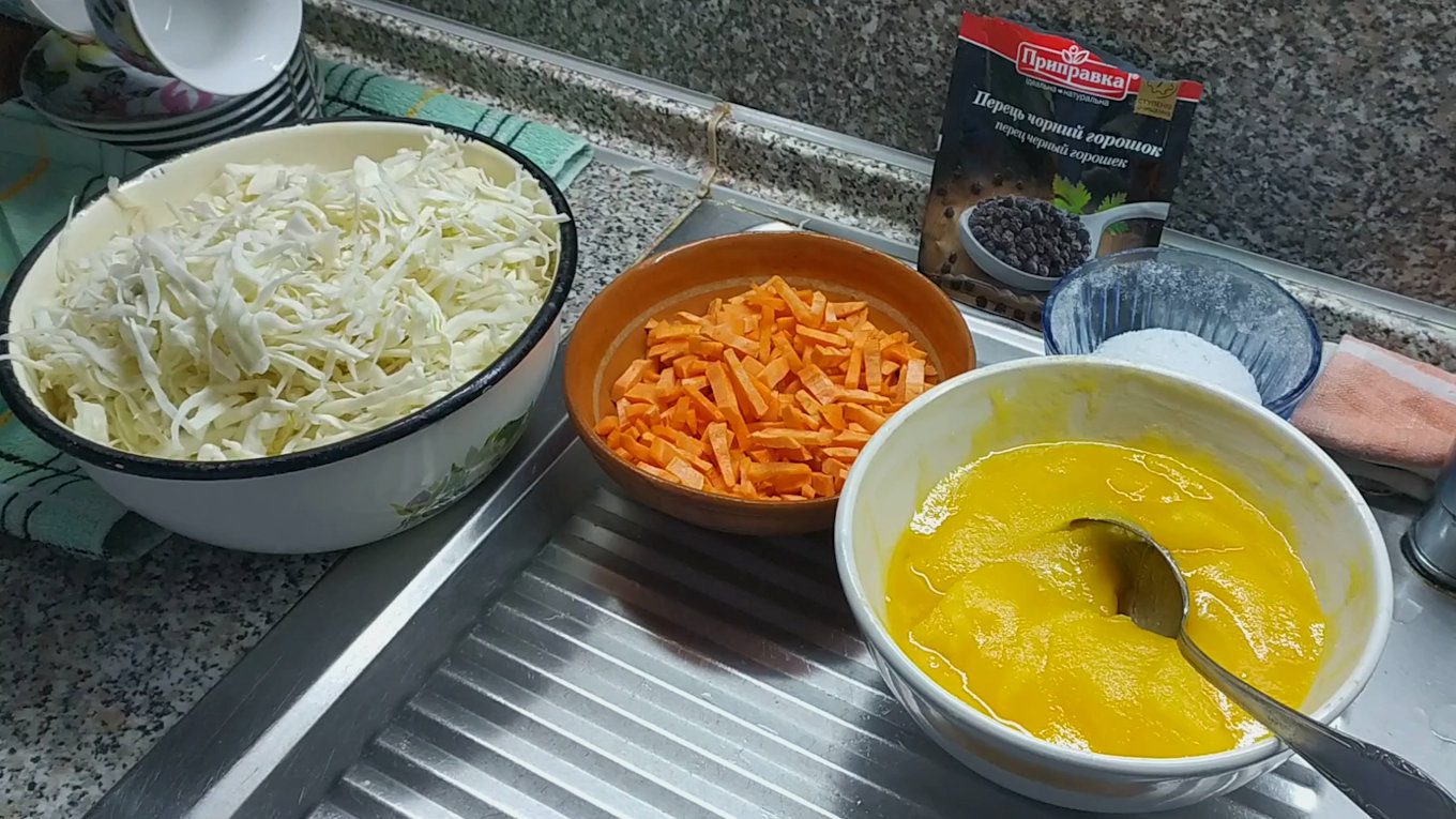 Для приготування смачної та хрумкої квашеної капусти знадобиться лише базовий набір продуктів