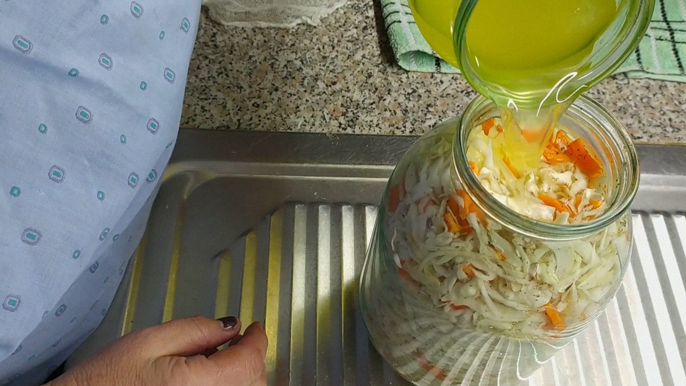 Якщо вам не вистачить розсолу, щоб покрити капусту, то можна долити трішки кип'ятку