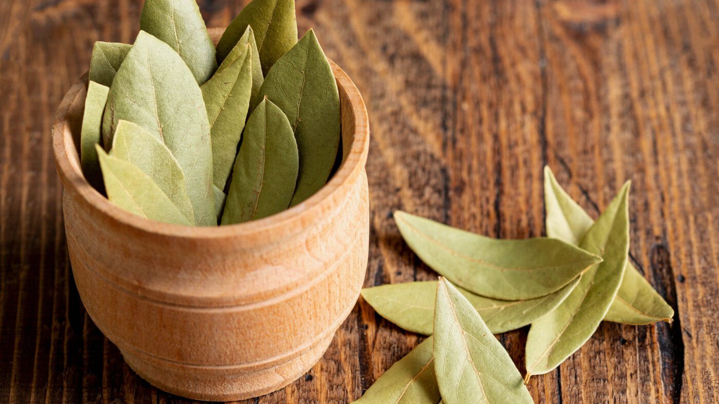 Господині показали, як лавровий лист відлякує міль у шафі без аерозолів