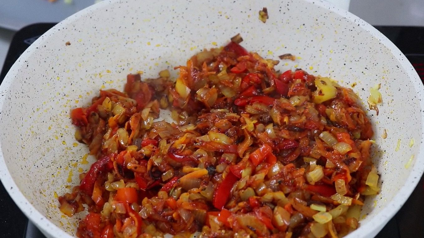 Засмажка має стати соковитою й ароматною: спеції додавайте до майже готових овочів