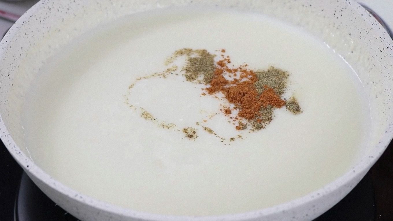 Додайте сіль, чорний перець і мускатний горіх, проваріть 2-3 хвилини до легкого загусання