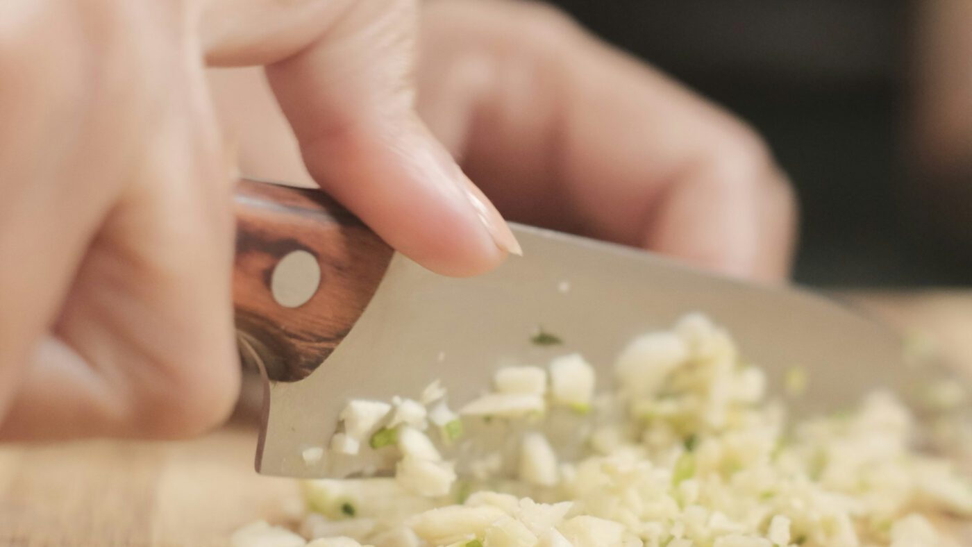 Кухарі пояснили, як швидко прибрати запах часнику після нарізання