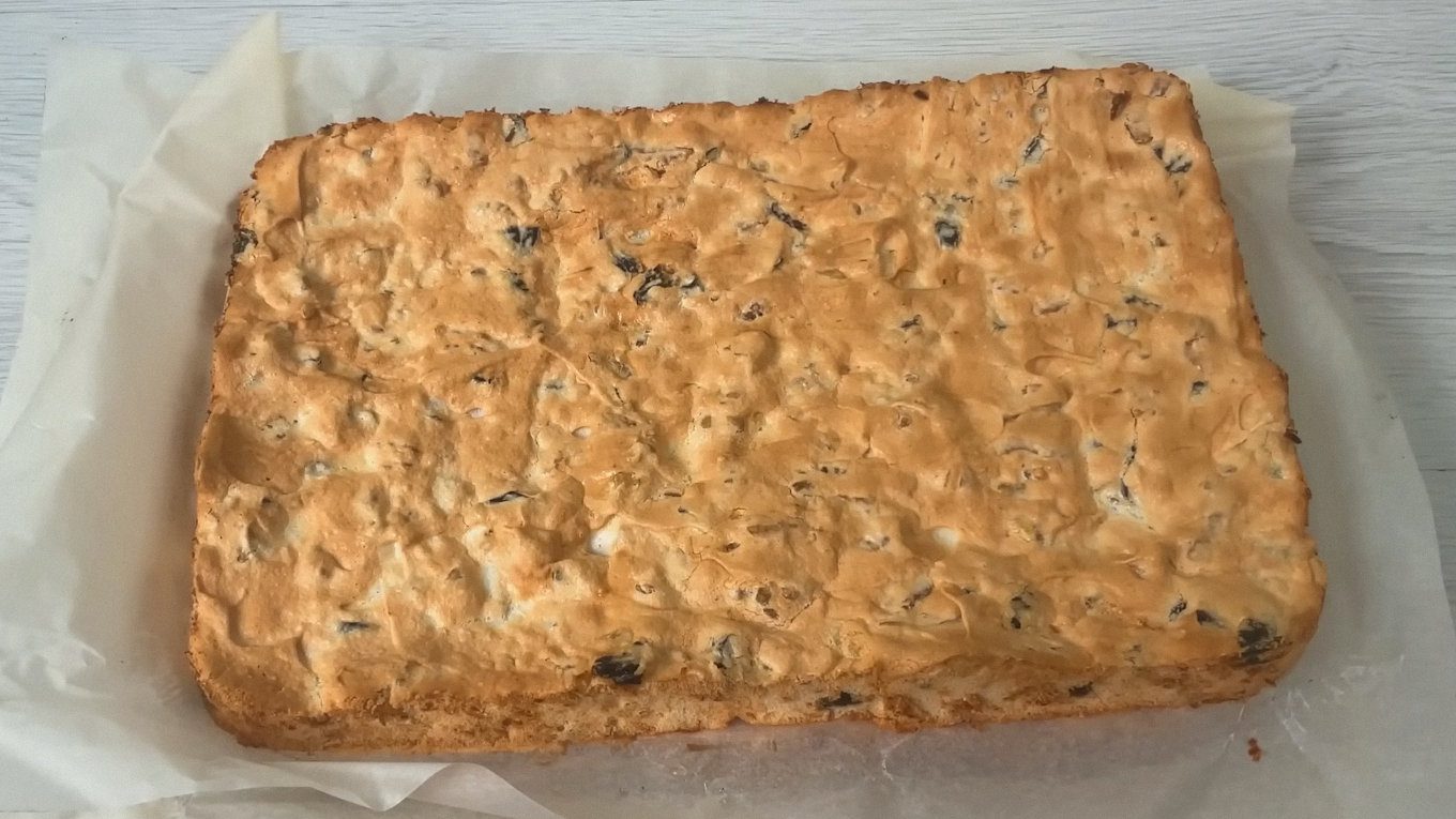 Білковий корж із волоськими горіхами та чорносливом після випікання