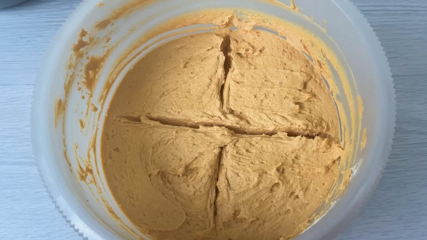 Готовий масляний крем із заварною основою та вареним згущеним молоком