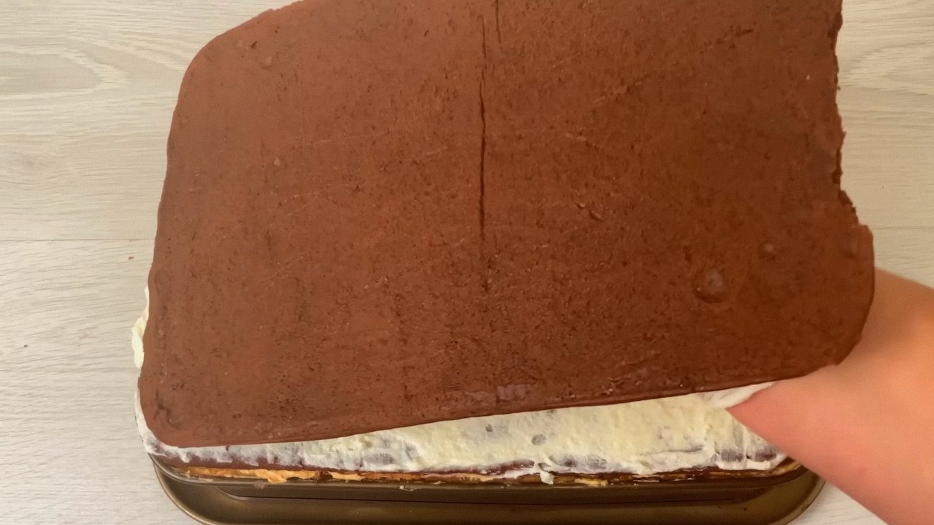 На останній корж потрібно нанести глазур, яку можна додатково прикрасити крихтою з коржів