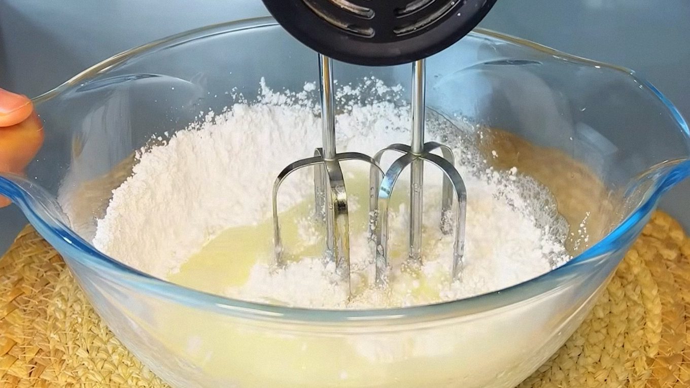 Білки потрібно збити до стійких піків, щоб десерт не розпливався