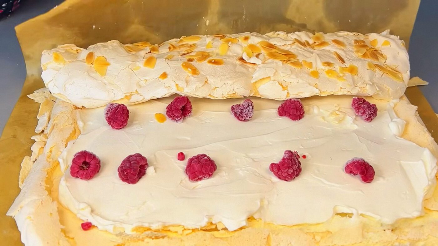 Всередину можна покласти будь-які ягоди або шматочки апельсинів, мандаринів чи персиків