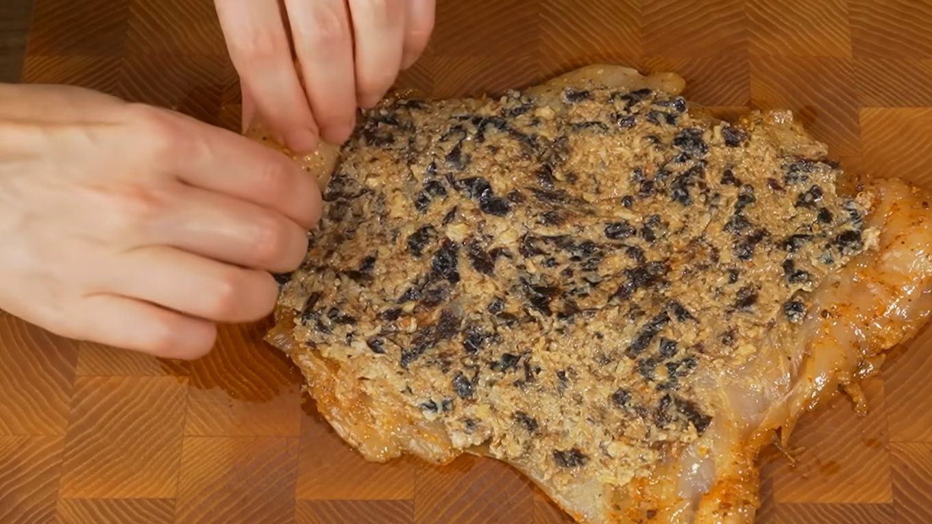 Шеф-кухарі розповіли, як швидко приготувати соковиті м'ясні рулети з начинкою