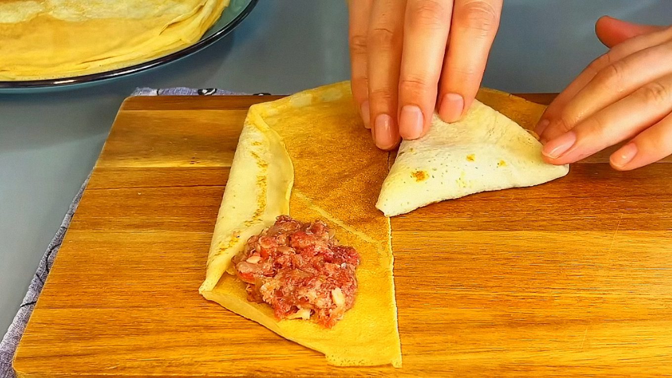 Фарш додають сирим, а не обсмаженим, щоб начинка вийшла соковитішою