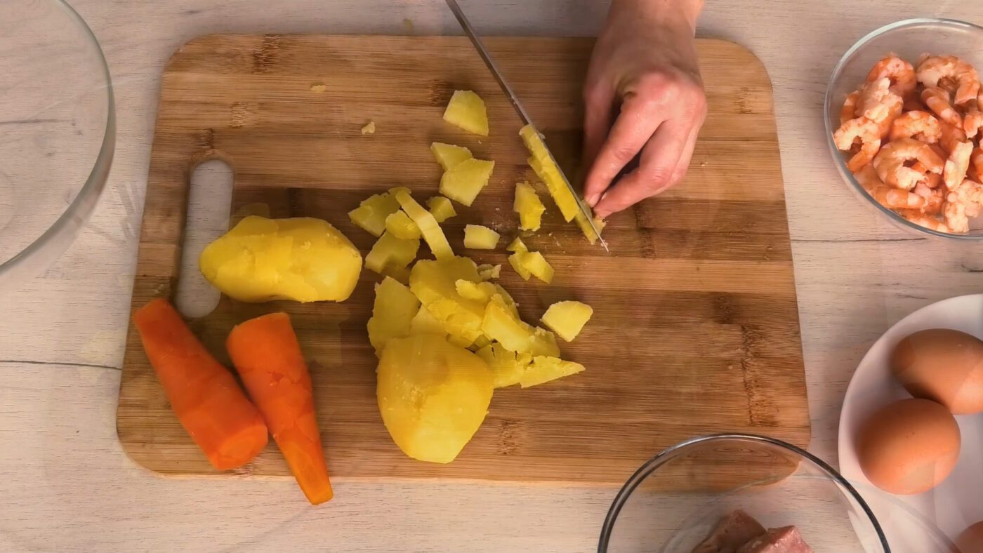 Кухарі поділилися рецептом олів'є з морепродуктами