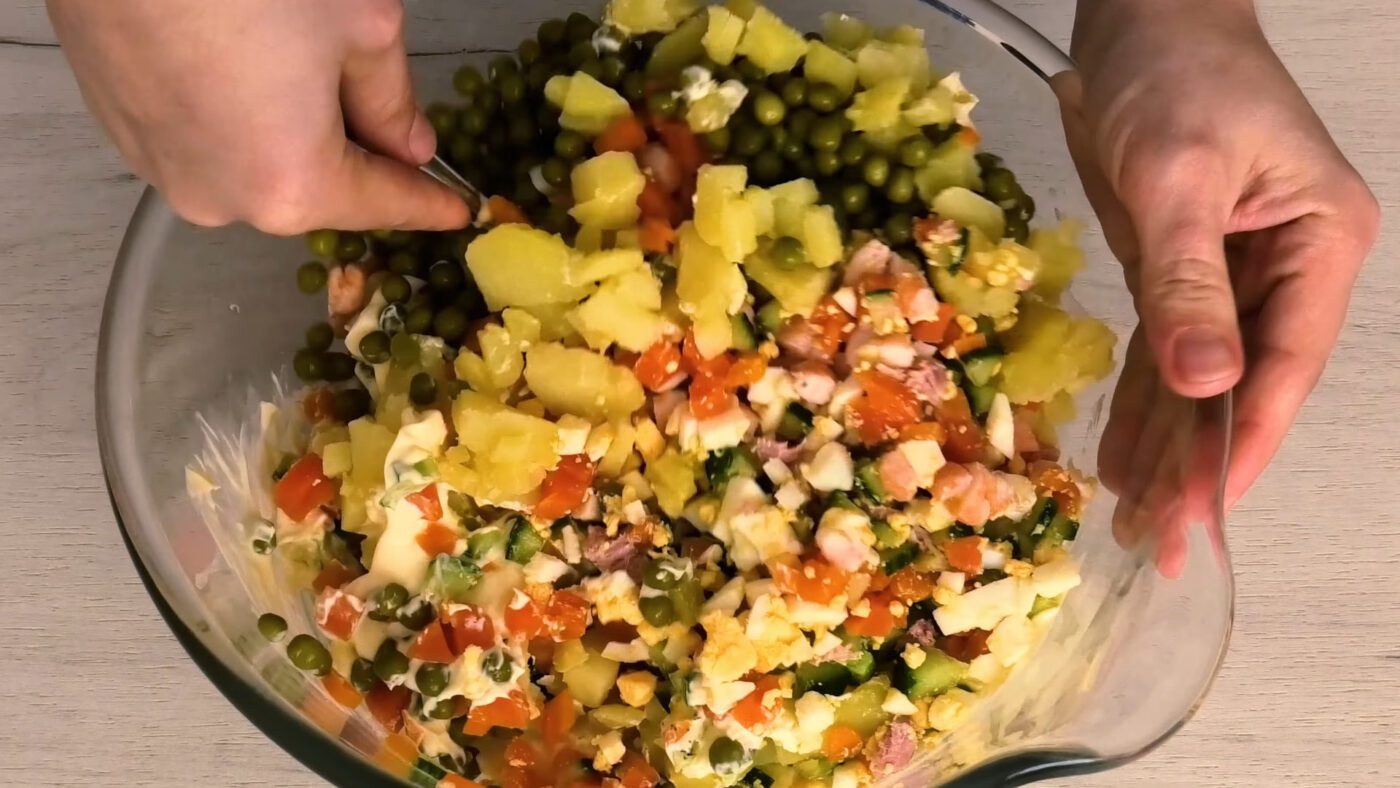 Кухарі поділилися рецептом олів'є з морепродуктами