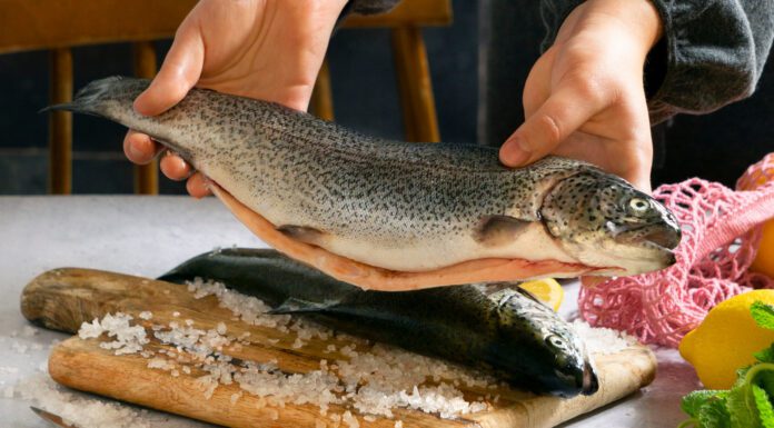 Господині показали 2 способи прибрати рибний запах з рук і обробних дощок