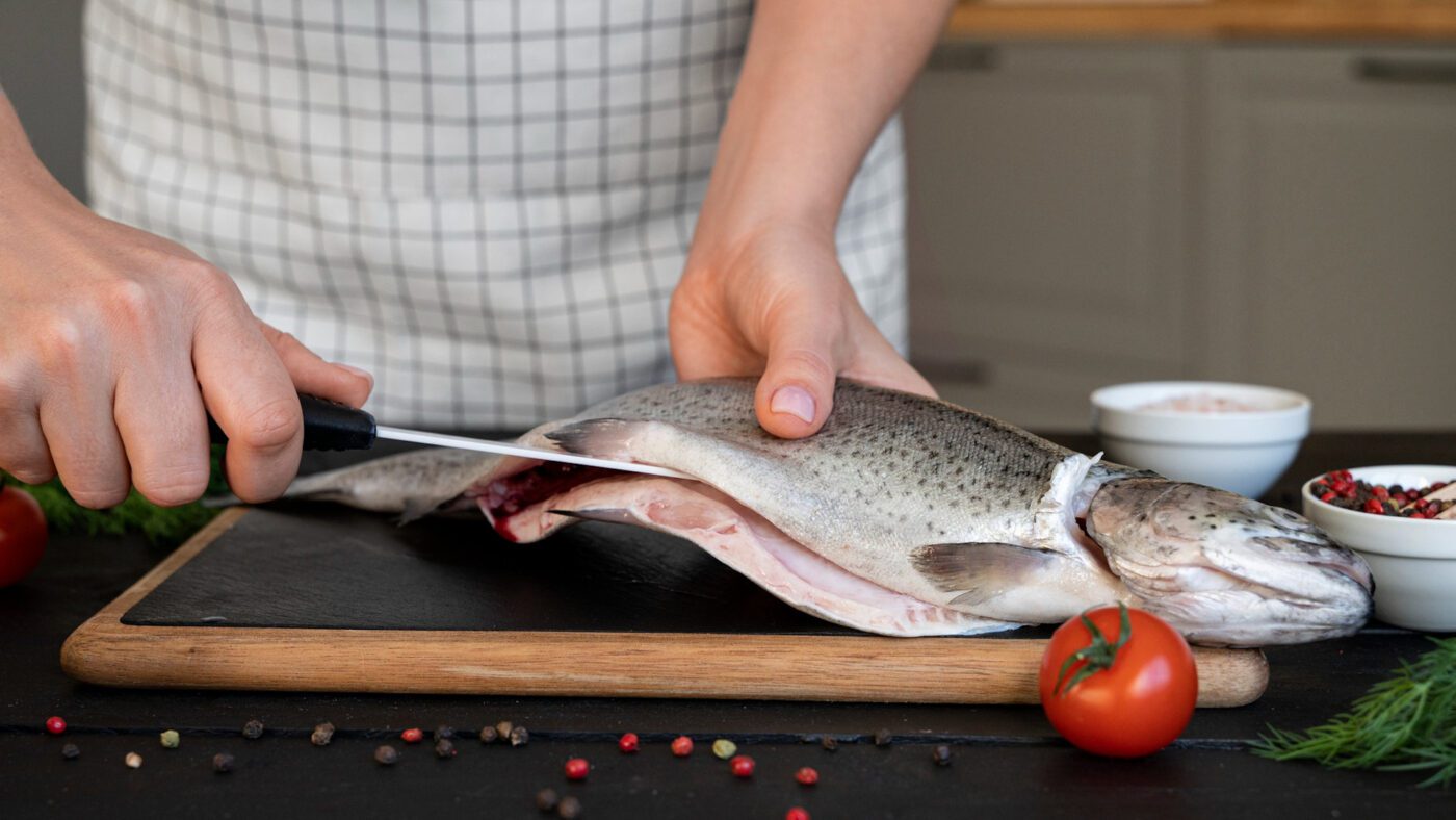 Господині показали 2 способи прибрати рибний запах з рук і обробних дощок