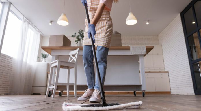 Прибиральниці пояснили, що додавати у воду, аби підлога була чистою і блискучою