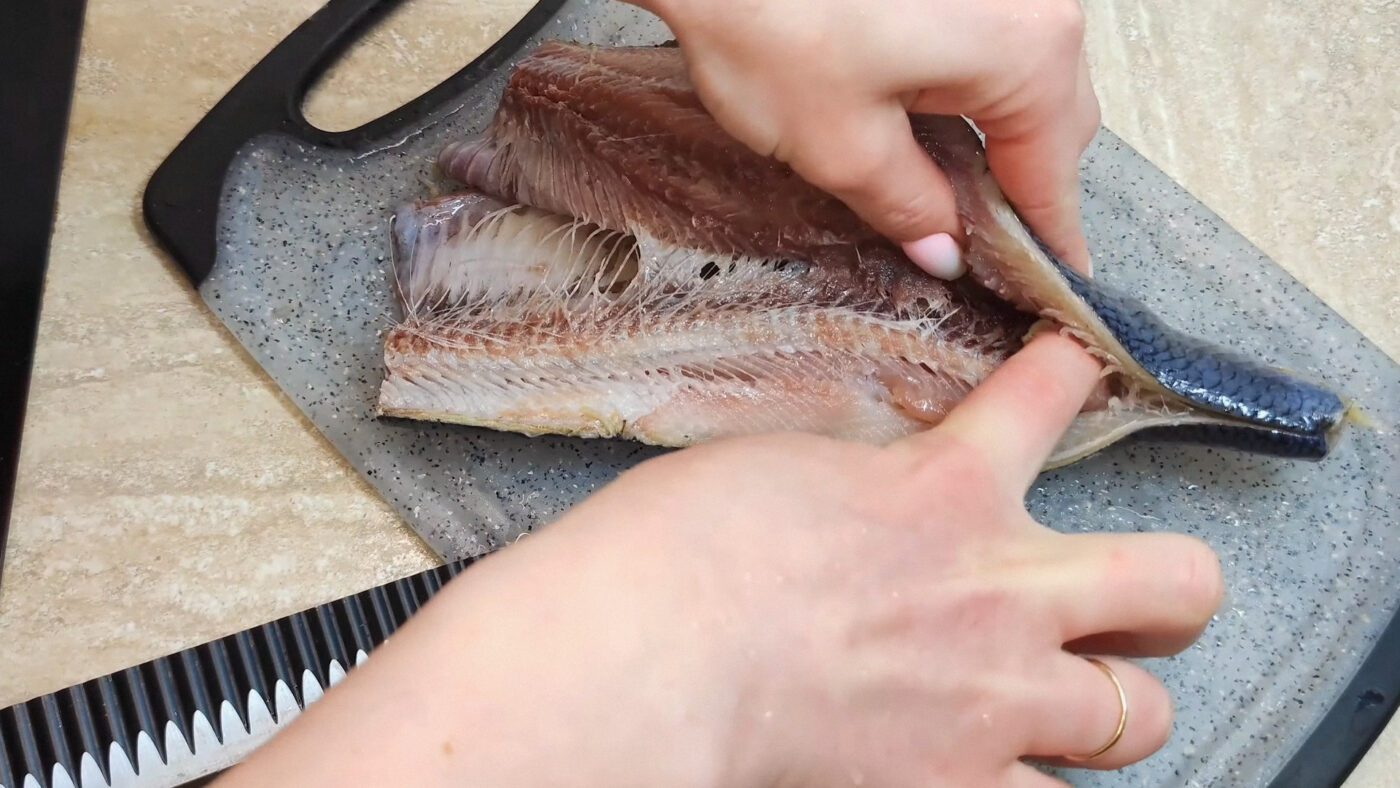 Якщо хочете приготувати швидше, то можна купити вже почищене філе оселедця в олії Якщо хочете приготувати швидше, то можна купити вже почищене філе оселедця в олії