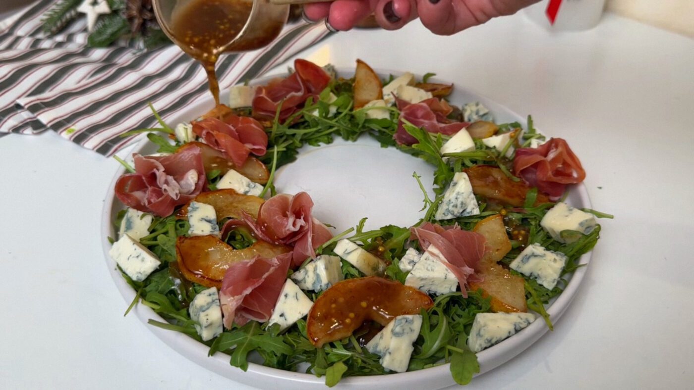 Салат-вінок з карамелізованою грушею та сиром із пліснявою можна зібрати буквально за 5 хвилин