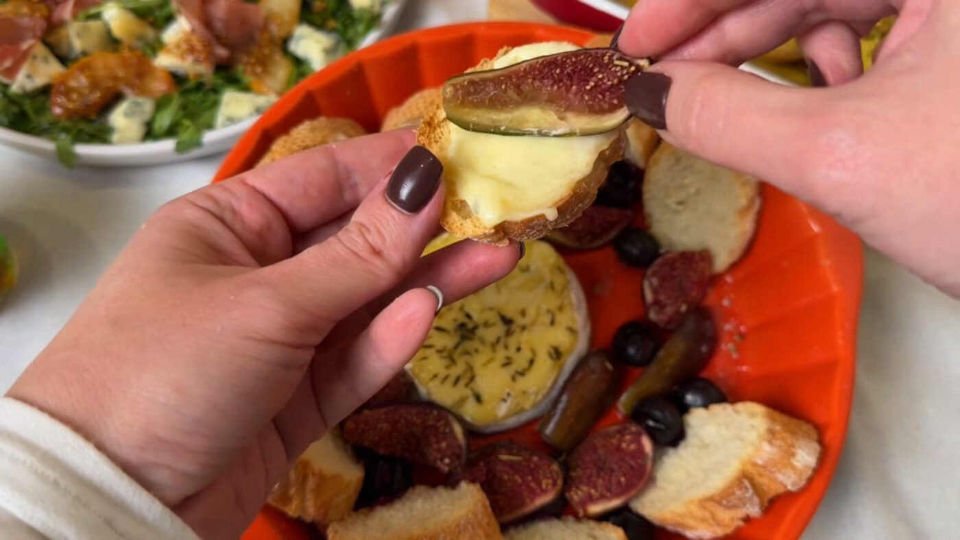 Перед запіканням з камамберу треба зняти верхівку, щоб потім можна було намащувати