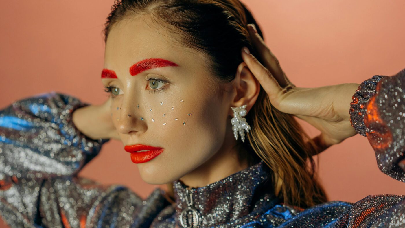 Якщо хочете яскраво виділитися, то можна поекспериментувати з макіяжем в червоних чи золотистих тонах