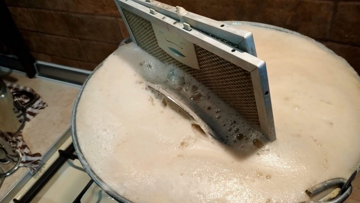 Господині показали, як швидко та без зайвих зусиль відмити решітки від витяжки