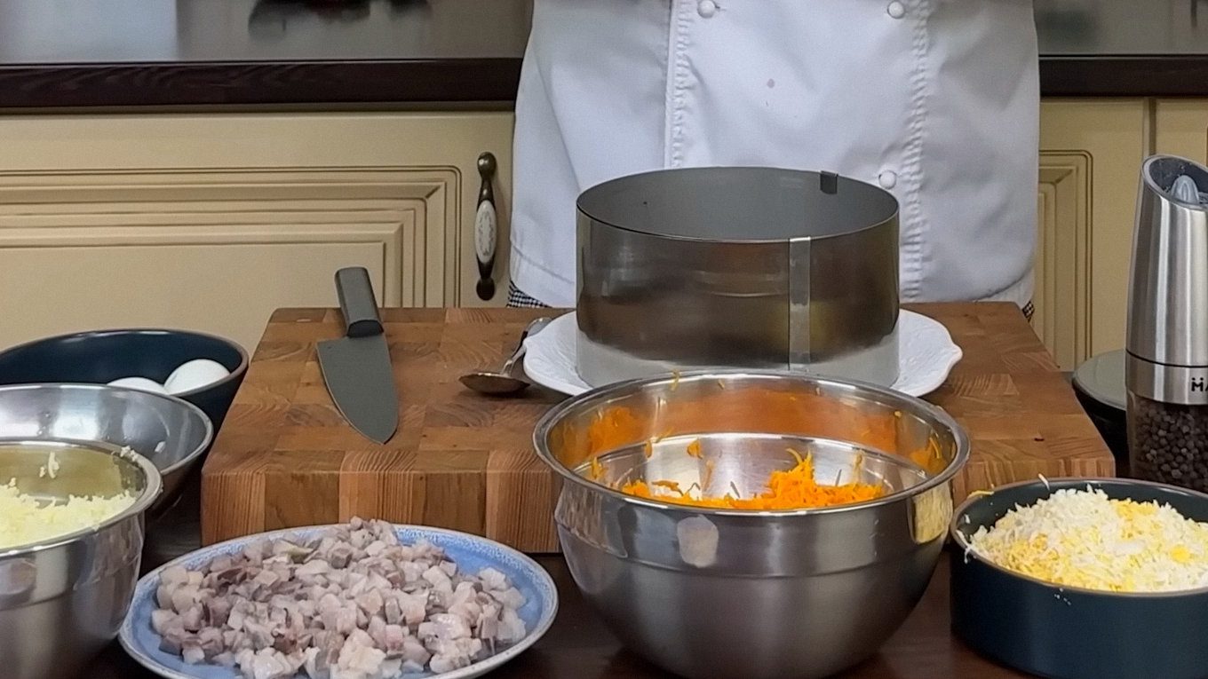 Правильно зібраний салат можна буде легко нарізати, як торт, та подавати порційно кожному гостю