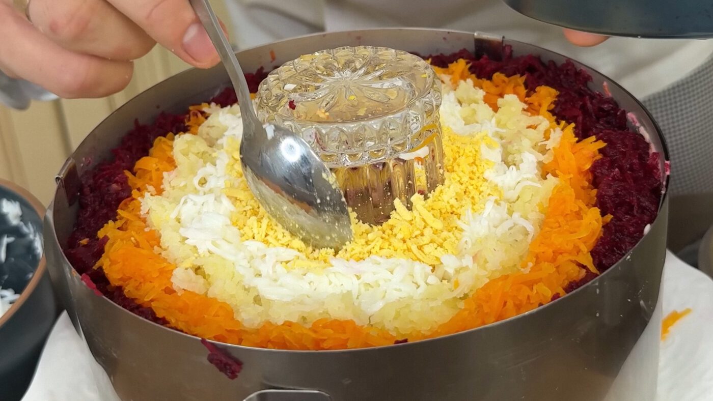 Форма вінка та оригінальне викладання овочів зверху робить салат прикрасою для святкового столу