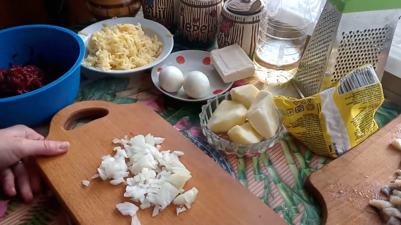 Кухарі порадили, що додати в класичний оселедець під шубою для ніжнішого смаку