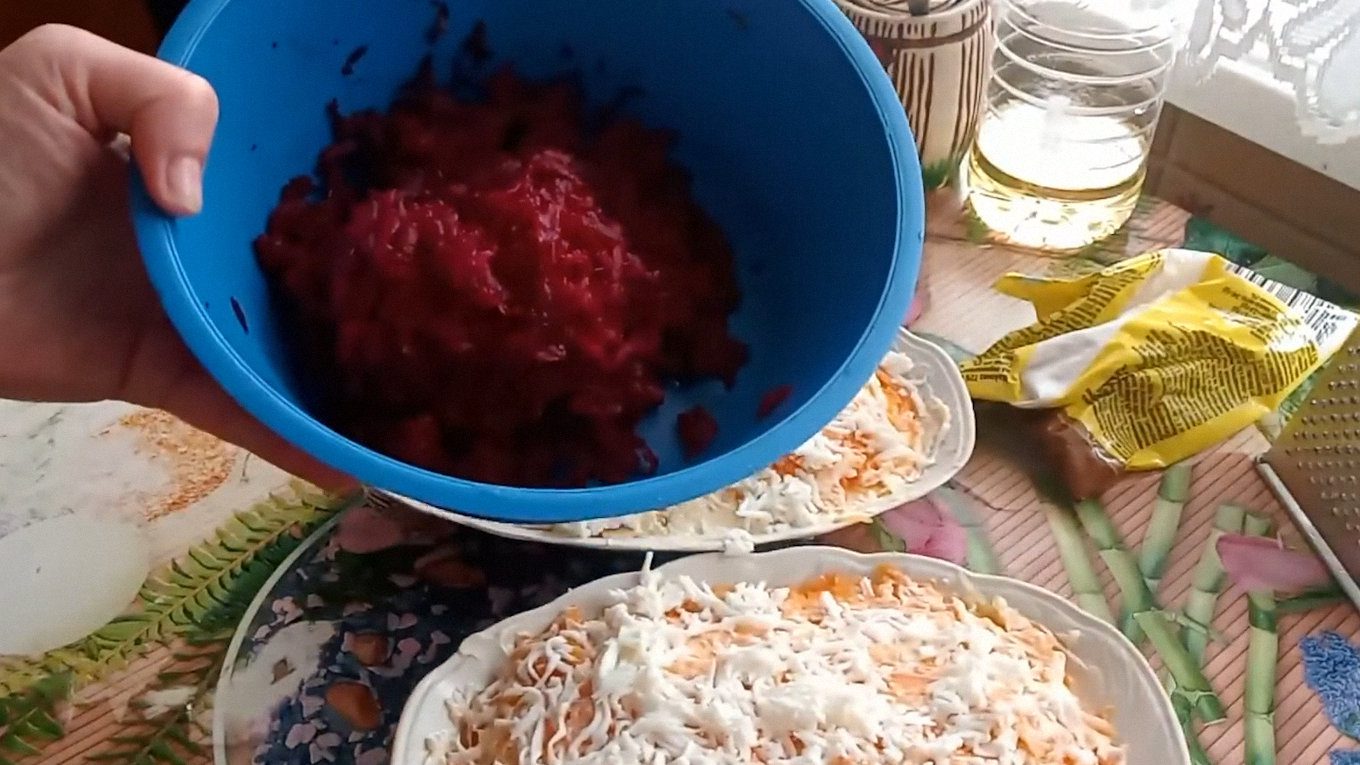 Кухарі порадили, що додати в класичний оселедець під шубою для ніжнішого смаку