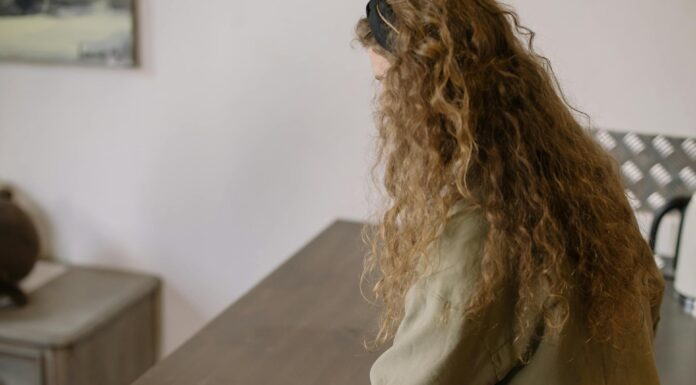 Як натерти меблі від пилу надовго