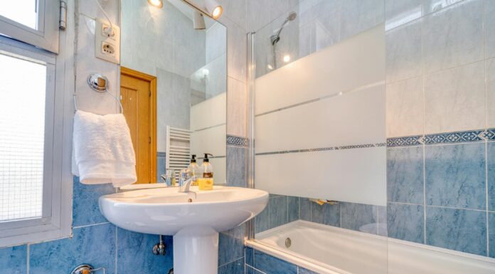 У ванній ставлю 1 мисочку з сумішшю – і грибок на кахлі не повертається місяцями: без магазинної хімії Як очистити ванну кімнату від плісняви та запаху