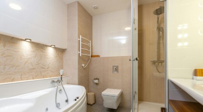 Що краще відмиває наліт у ванній: оцет, лимонна кислота чи хлорка? Перевірила всі 3 методи – і обрала один Сантехнік розповів, який бюджетний засіб найбільше очищає наліт у ванній