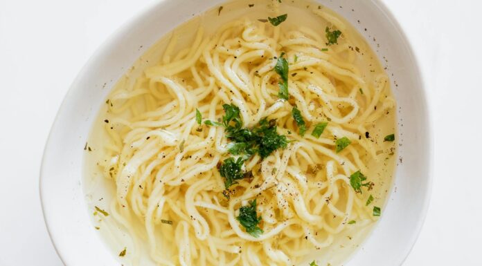 Додаю в суп 1 жменю секретного інгредієнта – і свекруха випрошує рецепт: цей супчик обожнюють навіть діти Який інгредієнт покращить смак супу