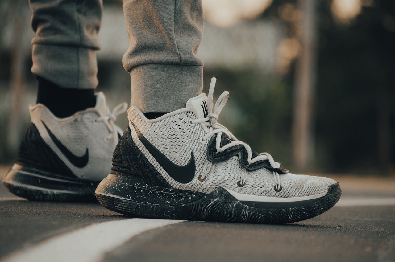 Експерти розповіли, що зробити зі взуттям, аби позбутись від неприємного аромату всередині