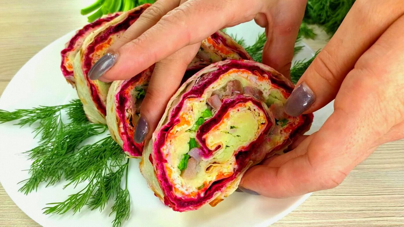 Перед нарізанням загорніть рулет у плівку та покладіть у холодильник на декілька годин