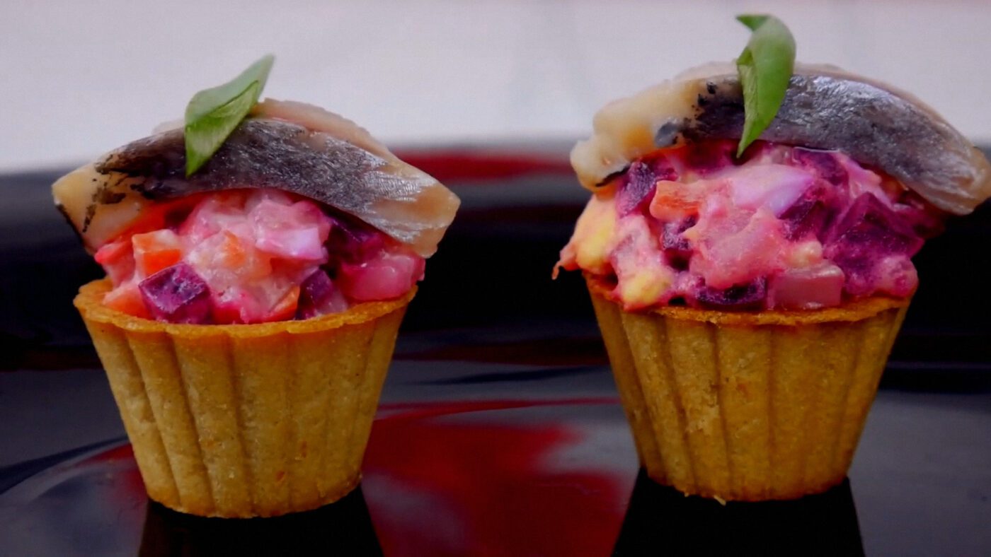 Готувати шубу таким способом краще незадовго до приходу гостей, щоб тарталетки не розм'якнули