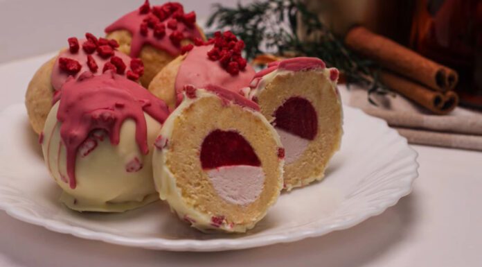 Кондитери пояснили, як зробити тістечко картоплю з полуничним чизкейком