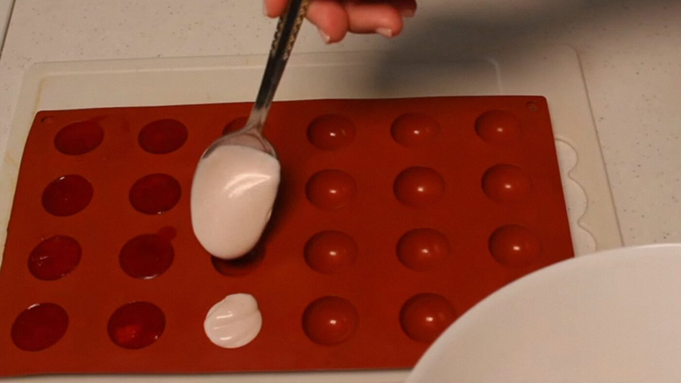 Кондитери пояснили, як зробити тістечко картоплю з полуничним чизкейком