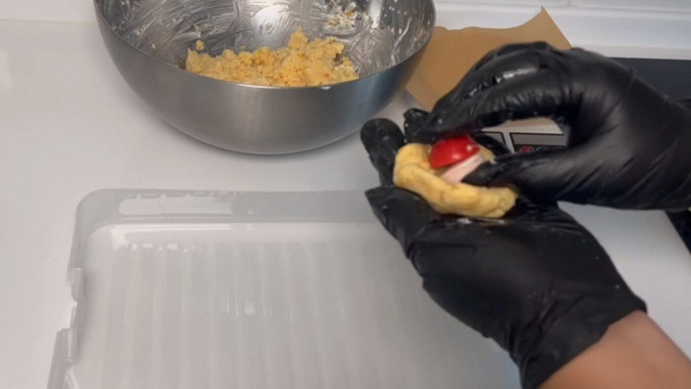 Кондитери пояснили, як зробити тістечко картоплю з полуничним чизкейком