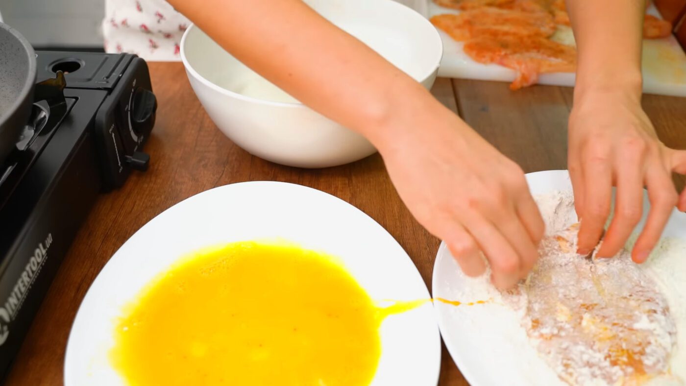 Кулінари показали спосіб приготування відбивних без бризок олії та зайвого жиру