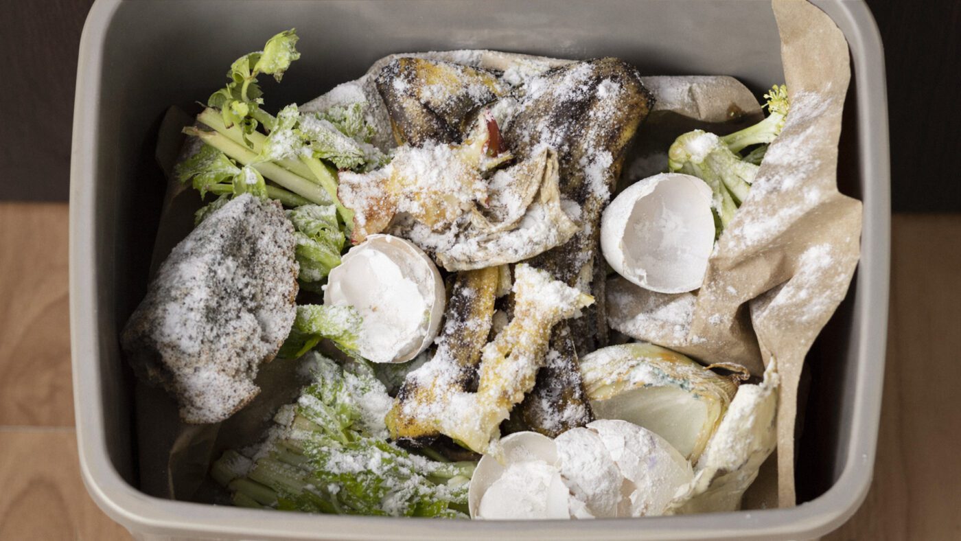 Якщо посипати сміттєве відро содою, то вона швидко вбере частину неприємних запахів