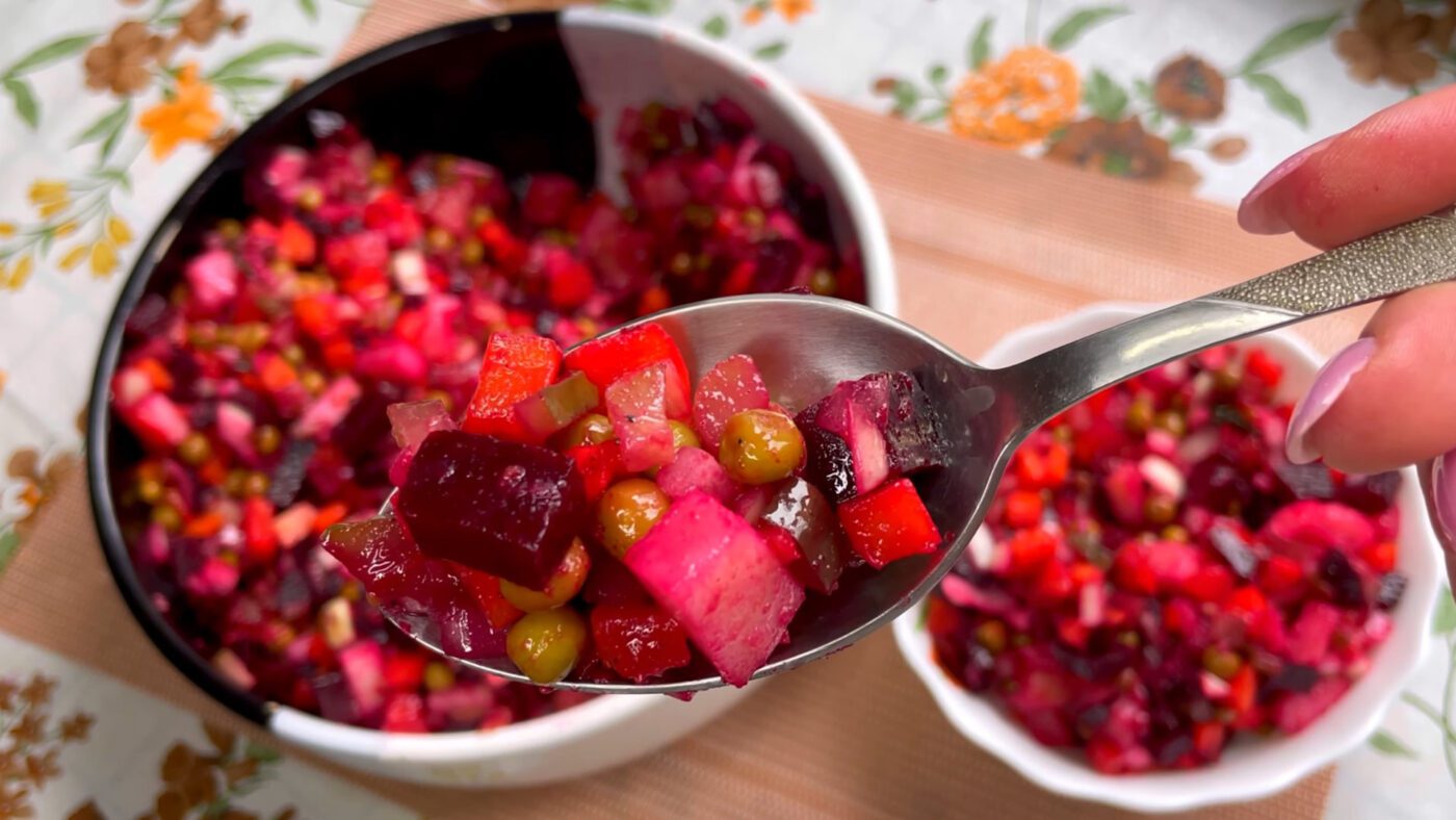 Як зварити буряк, щоб він зберіг насичений колір. Фото: скріншот з відео