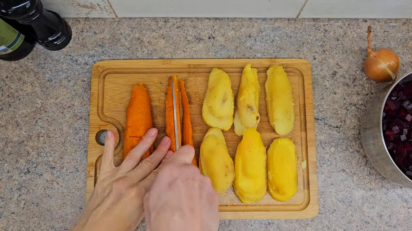 Всі овочі наріжте однаковим кубиком, щоб салат був не лише смачним, а ще й гарним