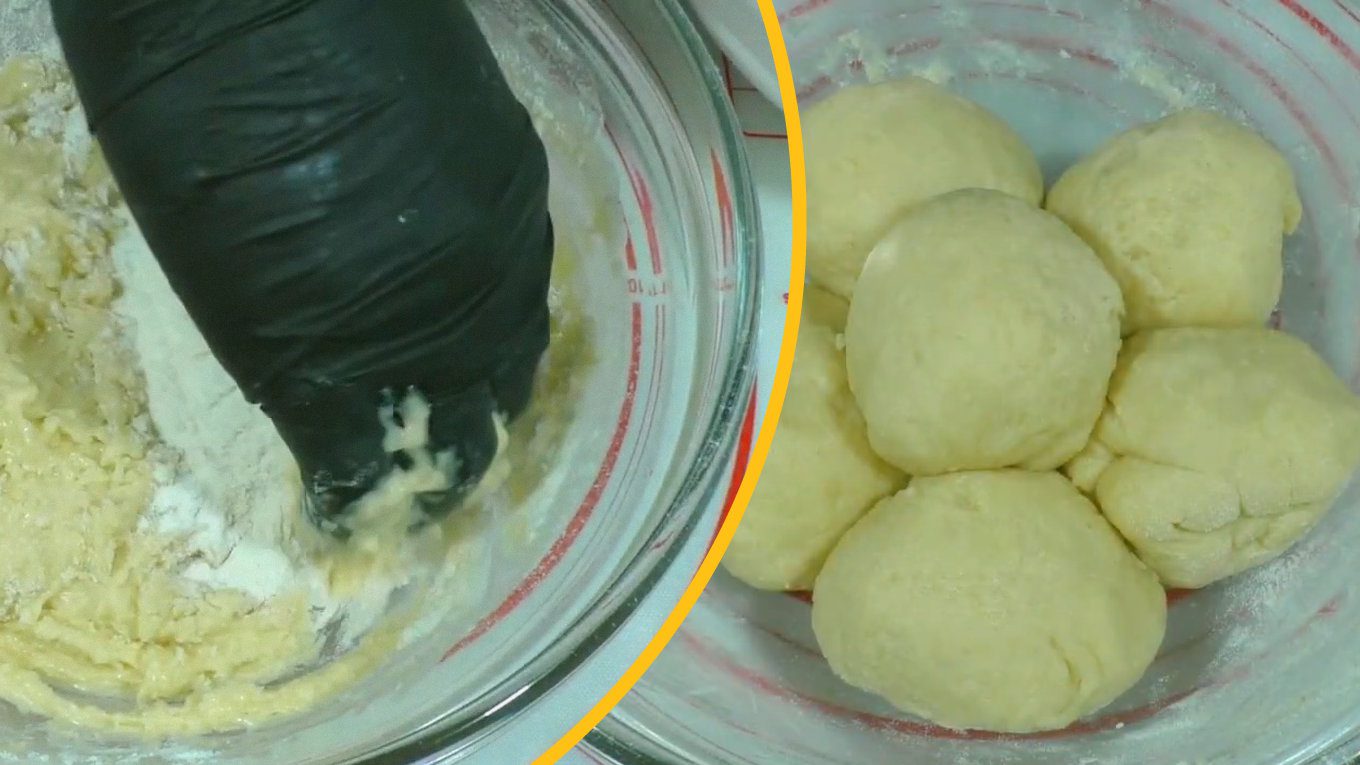 Тісто зручніше замішувати у вінілових рукавичках, щоб воно менше прилипало до рук