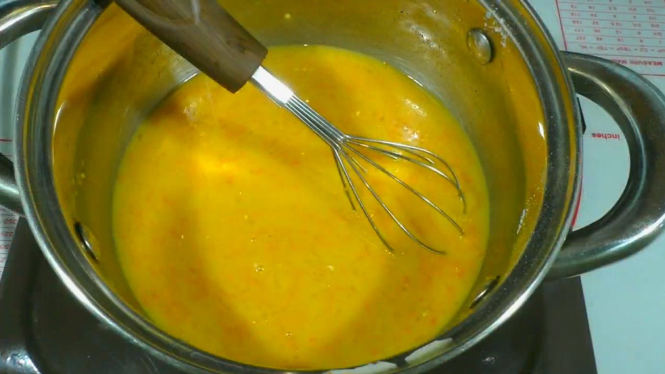 Обов'язково постійно помішуйте апельсиновий крем, щоб він рівномірно загуснув і не пригорів