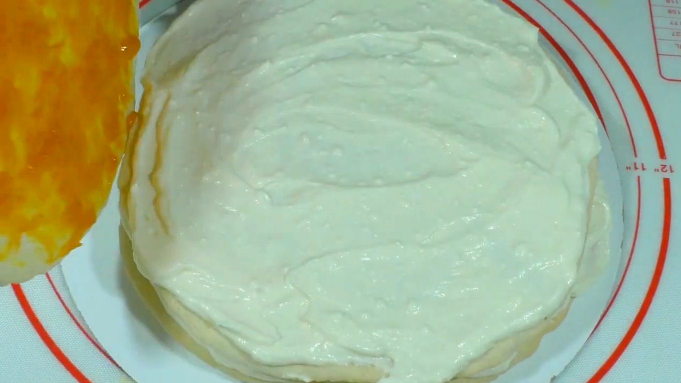 За бажанням сметанний шар можна посипати невеликою кількістю кокосової стружки