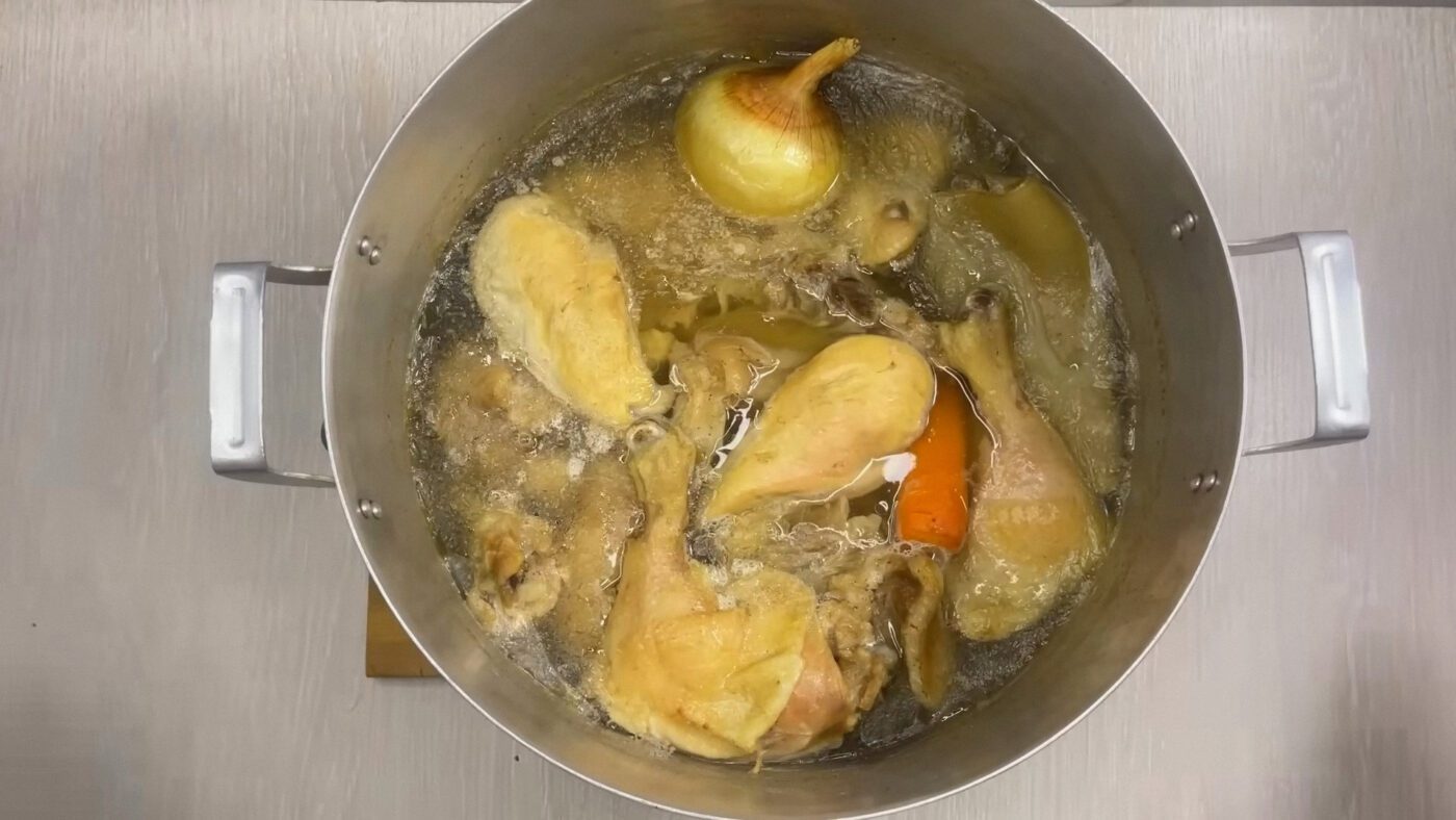 В бульйон обов'язково треба додавати свинячу шкірку, бо колаген в ній найкраще загущує холодець