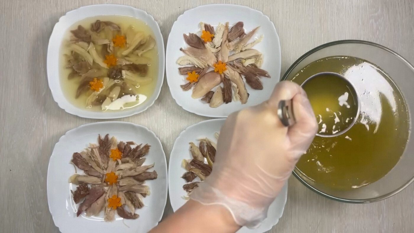 Часник додавайте уже в мисочки, бо під час тривалого варіння він може залишити неприємний присмак