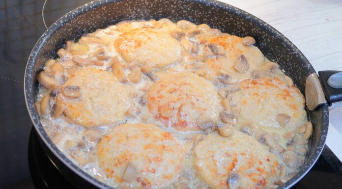 Що приготувати на вечерю? Соковиті котлети по-селянськи. А що приготувати на обід? Фаршировану картоплю Кулінари розповіли, як зробити картоплю з ніжною начинкою і соковиті котлети