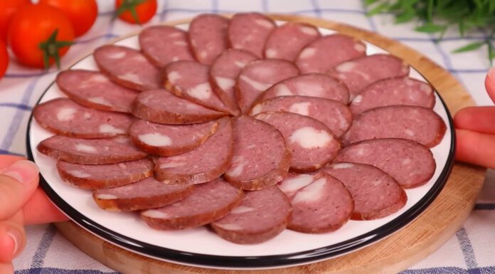 Як почитала склад краківської ковбаси – волосся дибки стало: готую цей делікатес вдома за ГОСТом 1948 року Вимішуйте до "липкості": фарш має стати однорідним і добре триматися купи