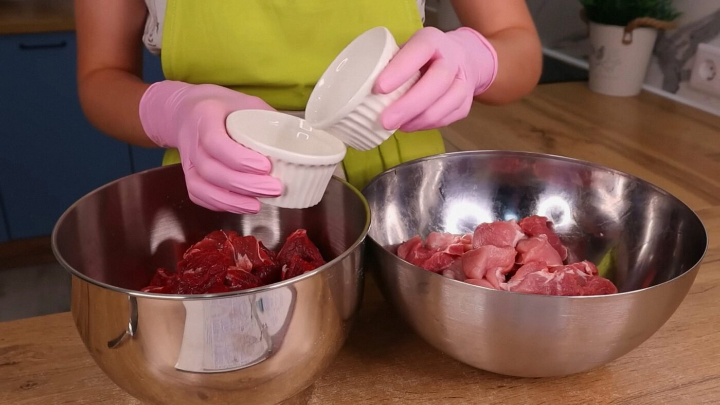 Свинину та яловичину соліть окремо та відправляйте в холодильник на 2-3 доби Свинину та яловичину соліть окремо та відправляйте в холодильник на 2-3 доби